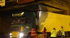 Zaseklý kamion pod mostem přerušil tramvajovou dopravu