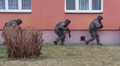 Muž z Plzeňska hrozil sousedům vystřílením. Policie u něj našla granátomet
