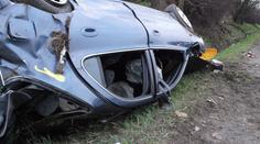 Řidič nezvládl své auto, po nárazu do stromu zemřel