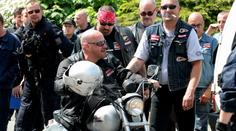 Zaútočil na Hell's Angels štěnětem a ujel na buldozeru