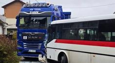 Autobus se na Jihlavsku čelně srazil s kamionem. Zranilo se 10 lidí