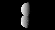 FOTO: Sněhulák ve vesmíru? Saturnovy měsíce zmátly astronomy