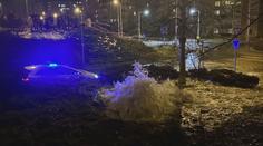 Havárie vodovodu v Praze na Barrandově. Ulice zaplavilo obří množství vody