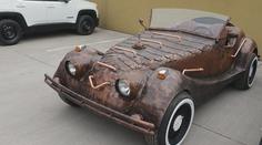 Tohle auto nenajdete jinde na světě! Je z kovového odpadu