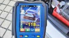 Frajírek v audi se prohnal kolem školy děsivou rychlostí. Jel skoro 120 km/h