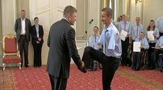 Fica dostal do úzkých mladý paralympionik, místo ruky mu podal nohu
