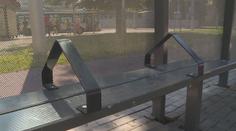 Ostrava zavádí zlepšovák proti opilcům. Na tyhle lavičky si nelehnou