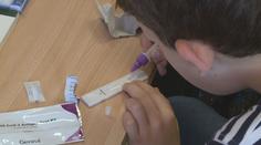 Budou moci žáci odložit roušky ve školách? Druhé kolo testování odstartovalo