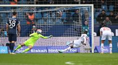 VIDEO: Schickův spoluhráč bizarně zazdil penaltu. Směje se mu celý internet