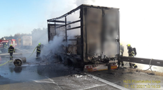 Dálnici zablokoval hořící kamion, další dva se kvůli němu srazily