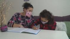 Žádné kapesné, k Vánocům nálepka. Samoživitelku s dcerkou ničí covid!