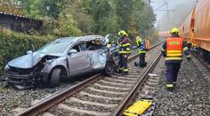 Vlak na přejezdu smetl auto. Vlekl ho po kolejích desítky metrů