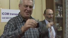 Zeman přinesl na schůzi slivovici, pobavil a šel do baru
