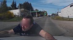 VIDEO: Muž skákal na projíždějící auta. Zpacifikovali ho policisté