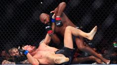 Jones vyhrál 22. zápas v UFC a obhájil titul. Jeho hvězdný soupeř ukončil kariéru