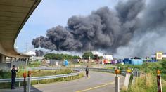 Výbuch v obří německé chemičce: 14 lidí je zraněných, v továrně vypukl požár