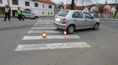K přechodu se rychle hnalo auto, chlapce zachránila jeho sestra!