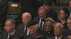 Trump se vysmál Bidenovi. Potupa, na pohřbu seděl vedle zemí třetího světa