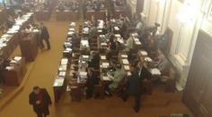 Průměrný poslanec si měsíčně vydělal 130 tisíc, dalších sto ušetřil
