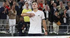 Menšík píše tenisovou pohádku. V Paříži září i před přítelkyní, soupeř smekl
