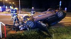 Svodidlo vymrštilo auto do vzduchu, po kotrmelci skončilo na střeše