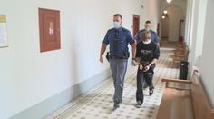 Otec a tři synové si vyslechli trest, za zneužívání školaček jdou do vězení