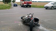 Motorkář nepřežil srážku s autem, zemřel v nemocnici