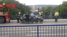 Ujíždějící řidič "zaparkoval" v Brně audi přímo do řeky