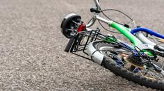 Tragická noční projížďka: Na cyklistu spadl strom, na místě zemřel