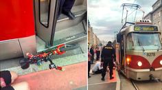 Chlapec na odrážedle spadl pod tramvaj! Museli ho vyprostit