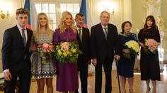 "Příjemný rodinný oběd," řekl Babiš v Lánech. Zeman se chlubil, že přibral