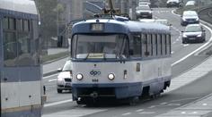Drama v tramvaji: K nohám řidiče se skácel zakrvácený muž (29)!