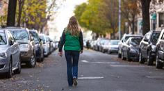 Ženu naštvala sousedova auta, která stála před domem. Vymyslela krutou odplatu