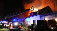 Obří zásah hasičů v Čimicích. K požáru vyjelo 13 jednotek