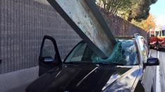 Řidiči probodl auto padající nosník. Přežil jen se škrábancem!