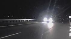 Na dálnici D11 se řítilo auto protisměrem. Policisté pátrají po jeho řidiči