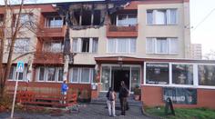 Z hořícího hotelu hasiči evakuovali 24 lidí, dva museli do nemocnice