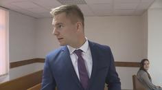 Otec žáka měl při hádce u školy tasit zbraň! Před soudem teď stojí učitel