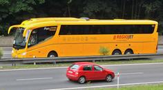 Cestující zuří po poruše autobusu RegioJetu: Hodiny jsme stáli u dálnice