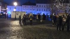V centru Jičína hořel byt, vzlétl i vrtulník. Jeden člověk nepřežil