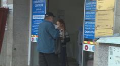 Studenti nemocnice v Liberci rozdávají ochranné pomůcky. Zabrání tak šíření nemocí
