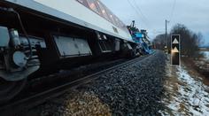 Srážka vlaku s kamionem na Karvinsku. Strojvedoucí zemřel, 19 lidí je zraněných