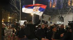Srbové protestují proti výsledkům voleb. Na budovu parlamentu házeli vejce