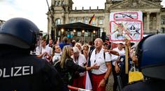 V Berlíně zatkli stovky demonstrantů. Protestuje se i v Kanadě a Británii