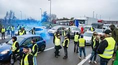 Vezla dítě do nemocnice a obklíčili ji demonstranti. Jednoho přejela!