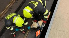 Děs v pražském metru: Před přijíždějící vlak spadla nevidomá dívka i se psem
