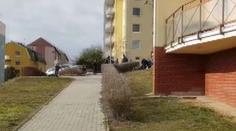 Na sídlišti v Třebíči se střílelo. Policistu srazilo kradené auto!