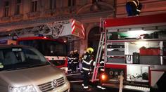 Žena si svítila zapalovačem, z hořícího bytu pak utíkala bosa