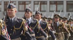 Čestná stráž: Důstojníci prozradili, proč používají repliky pušek, a přísná pravidla pro ženy