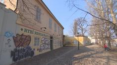 Filmová stavba chátrá. Přes zájem investorů ji město poskytne skautům